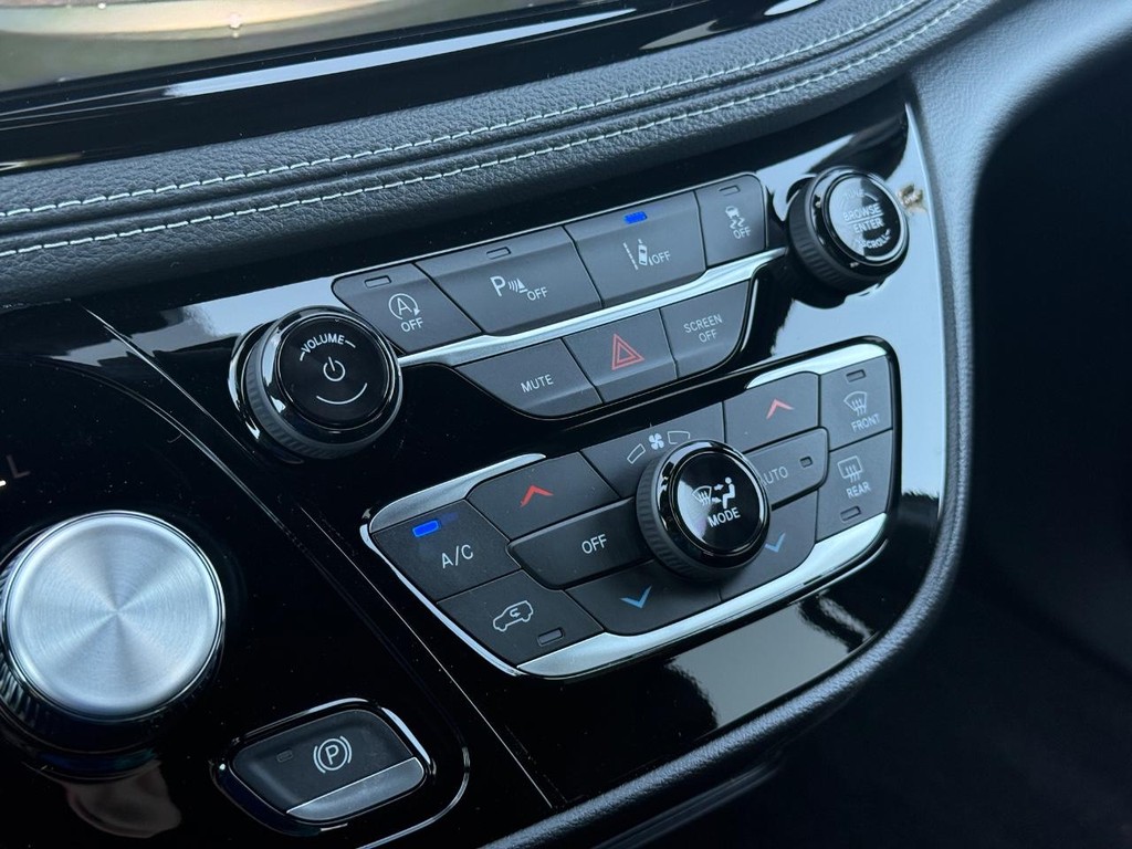 Chrysler Pacifica Vehicle Full-screen Gallery Image 18