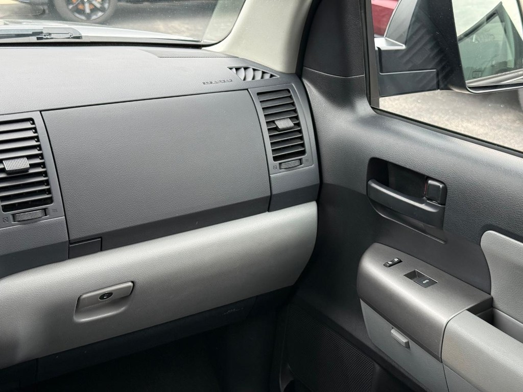 Toyota Sequoia Vehicle Full-screen Gallery Image 12