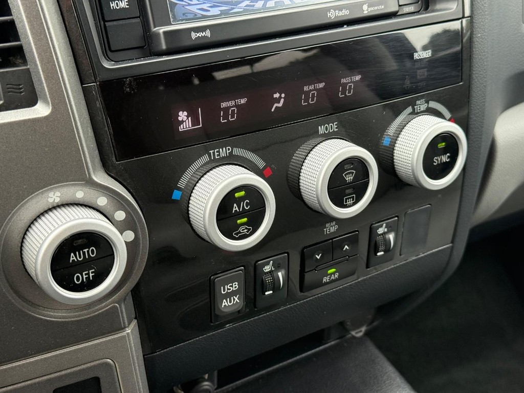 Toyota Sequoia Vehicle Full-screen Gallery Image 18