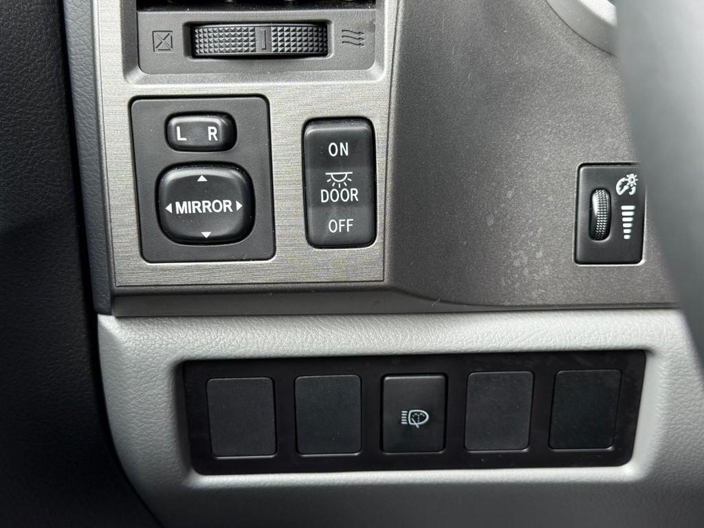 Toyota Sequoia Vehicle Full-screen Gallery Image 20