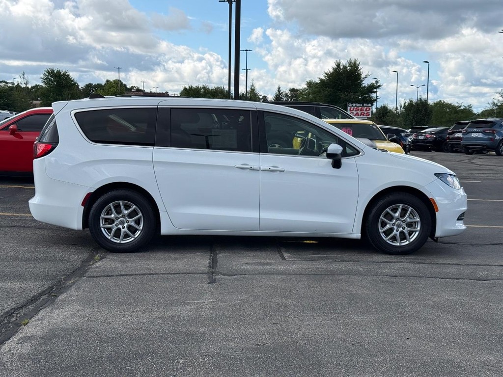 Chrysler Voyager Vehicle Full-screen Gallery Image 02