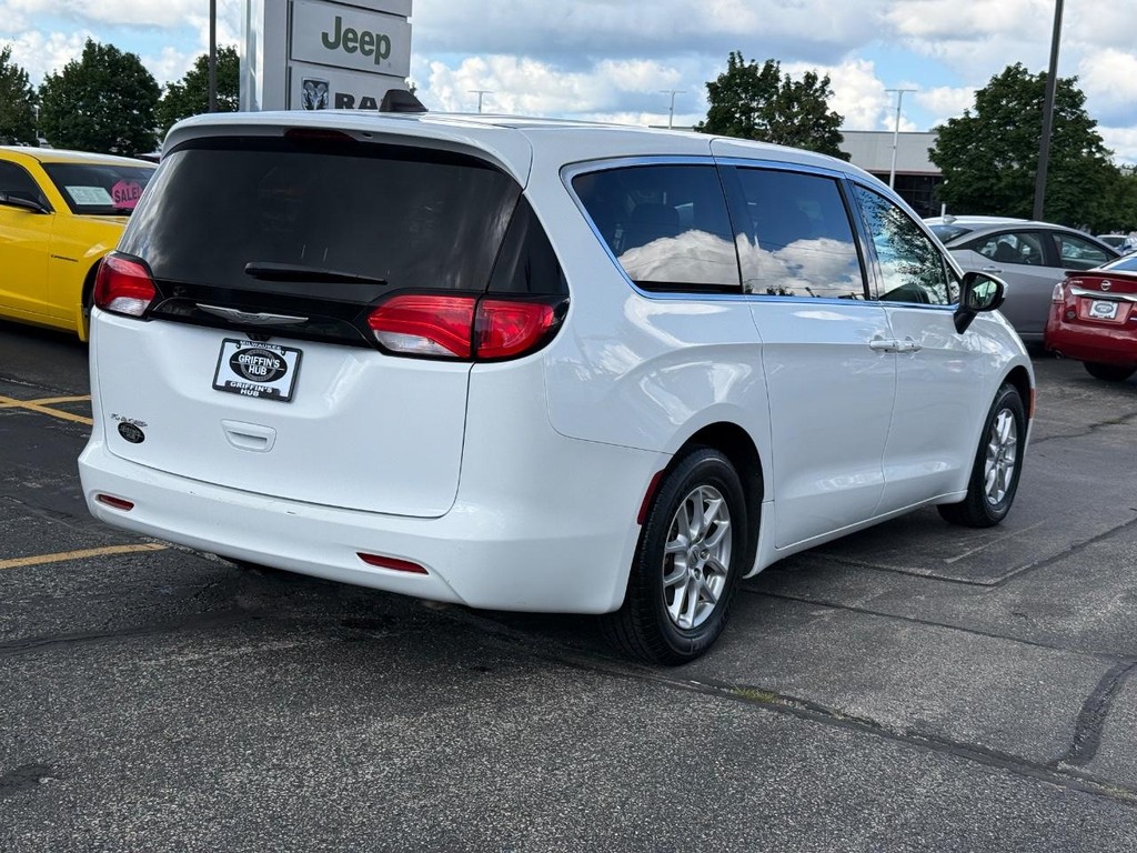 Chrysler Voyager Vehicle Full-screen Gallery Image 03