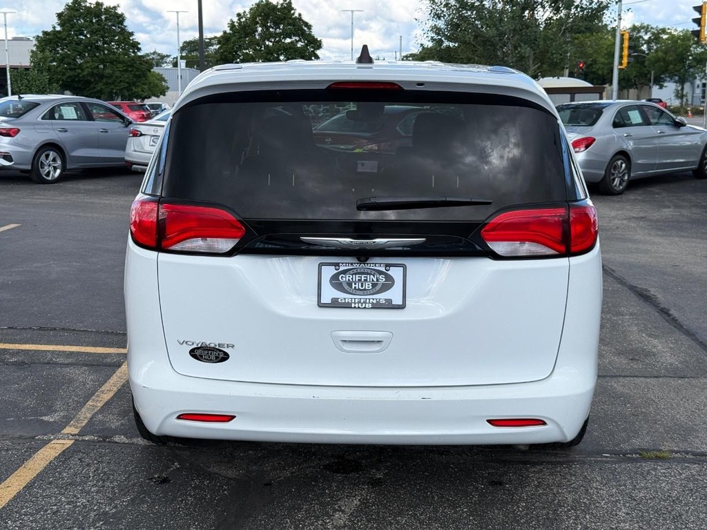 Chrysler Voyager Vehicle Full-screen Gallery Image 04