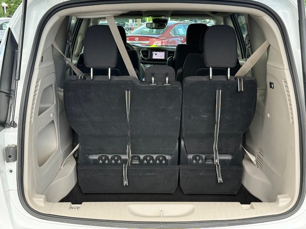 Chrysler Voyager Vehicle Full-screen Gallery Image 05