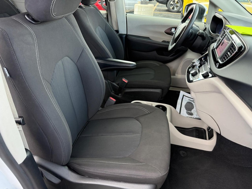 Chrysler Voyager Vehicle Full-screen Gallery Image 06