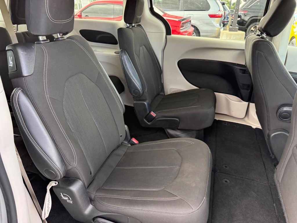 Chrysler Voyager Vehicle Full-screen Gallery Image 07