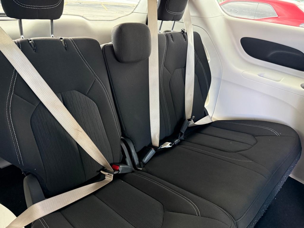 Chrysler Voyager Vehicle Full-screen Gallery Image 08