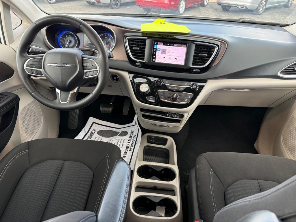 Chrysler Voyager Vehicle Full-screen Gallery Image 09