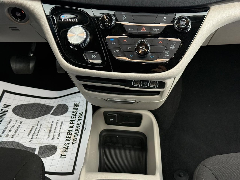 Chrysler Voyager Vehicle Full-screen Gallery Image 11