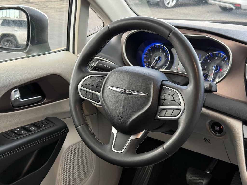 Chrysler Voyager Vehicle Full-screen Gallery Image 12