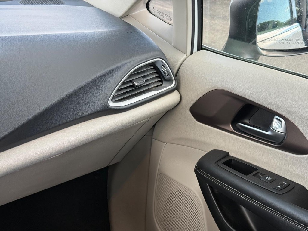 Chrysler Voyager Vehicle Full-screen Gallery Image 13