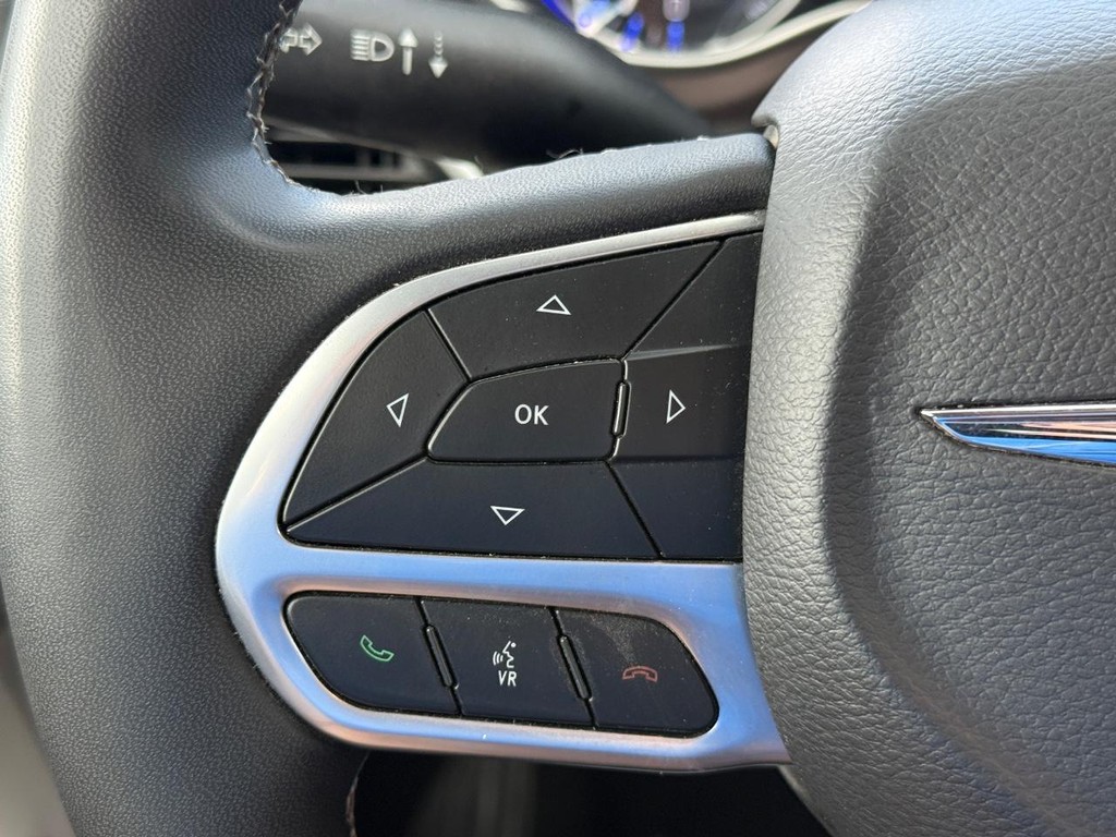 Chrysler Voyager Vehicle Full-screen Gallery Image 15