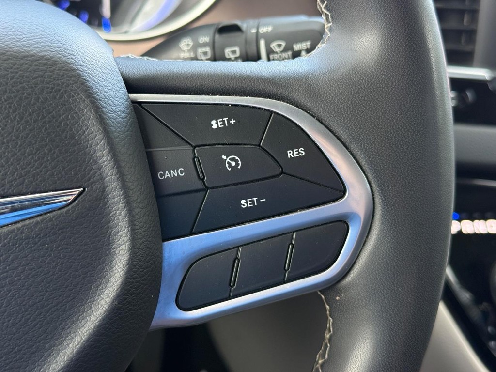 Chrysler Voyager Vehicle Full-screen Gallery Image 16