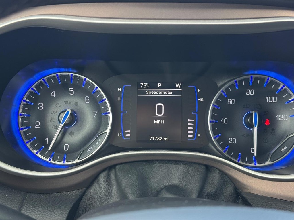 Chrysler Voyager Vehicle Full-screen Gallery Image 17
