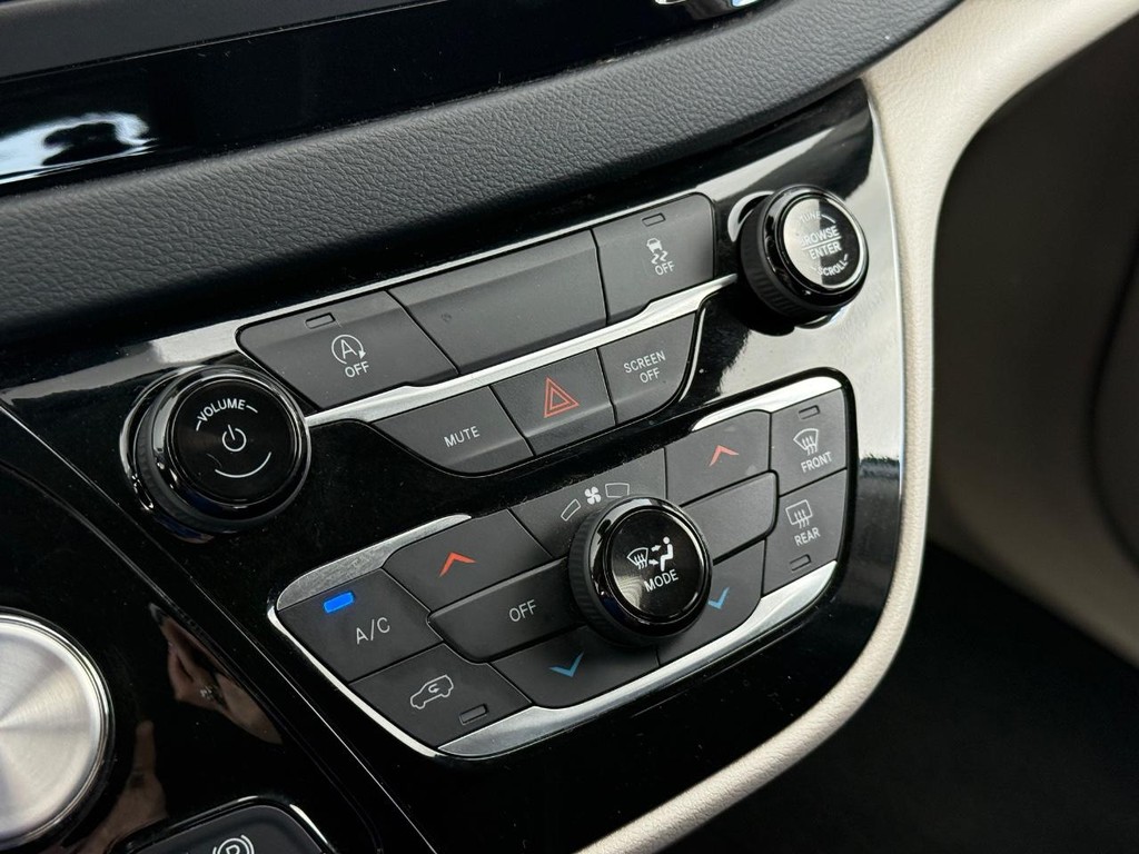 Chrysler Voyager Vehicle Full-screen Gallery Image 19