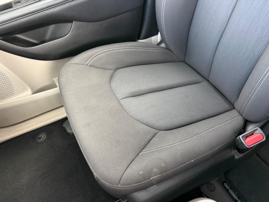 Chrysler Voyager Vehicle Full-screen Gallery Image 20