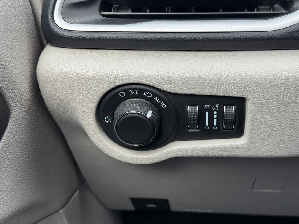 Chrysler Voyager Vehicle Full-screen Gallery Image 21