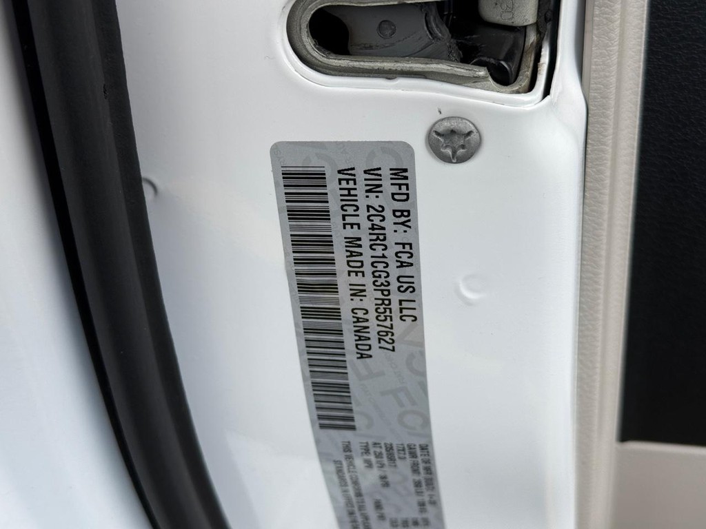 Chrysler Voyager Vehicle Full-screen Gallery Image 22
