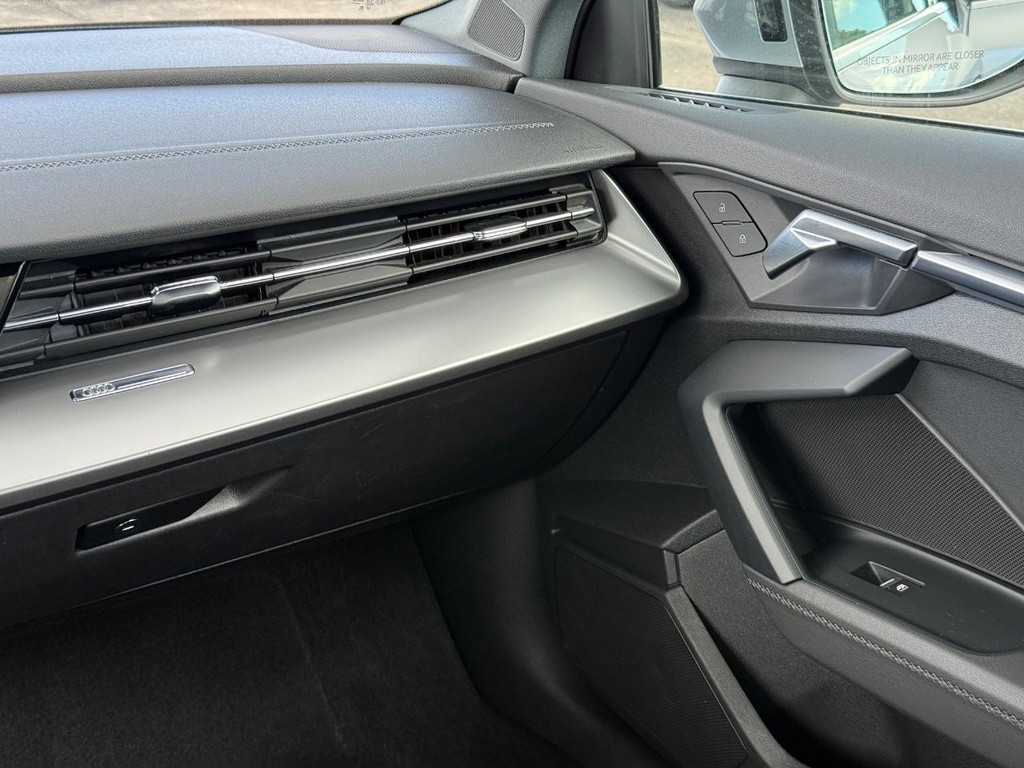 Audi A3 Vehicle Full-screen Gallery Image 12