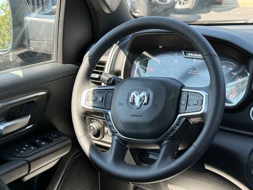Ram 1500 Vehicle Full-screen Gallery Image 10