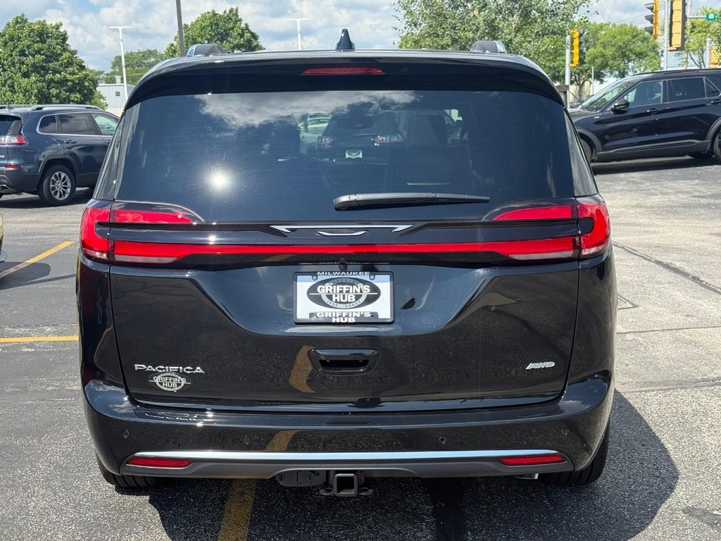 Chrysler Pacifica Vehicle Full-screen Gallery Image 04