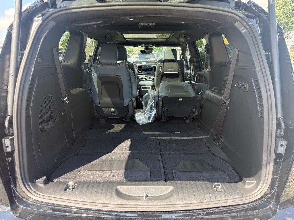 Chrysler Pacifica Vehicle Full-screen Gallery Image 05
