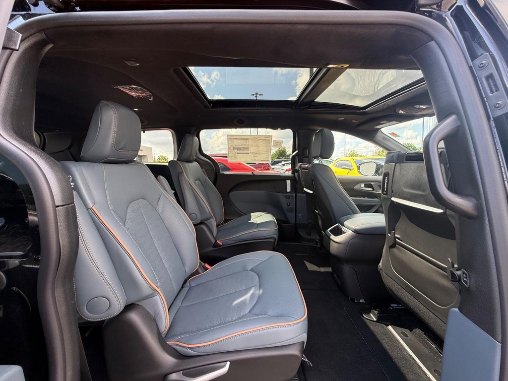 Chrysler Pacifica Vehicle Full-screen Gallery Image 07