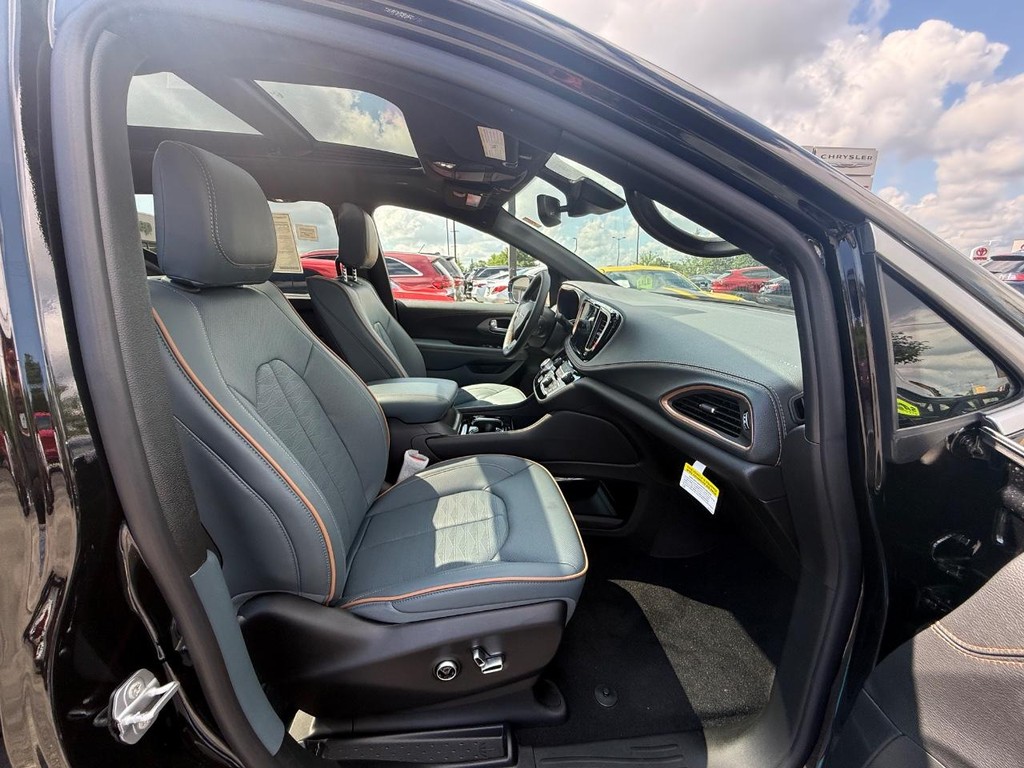 Chrysler Pacifica Vehicle Full-screen Gallery Image 08