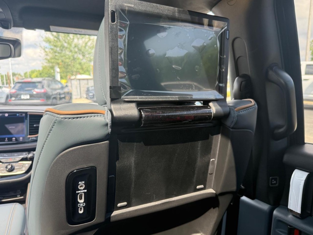 Chrysler Pacifica Vehicle Full-screen Gallery Image 10