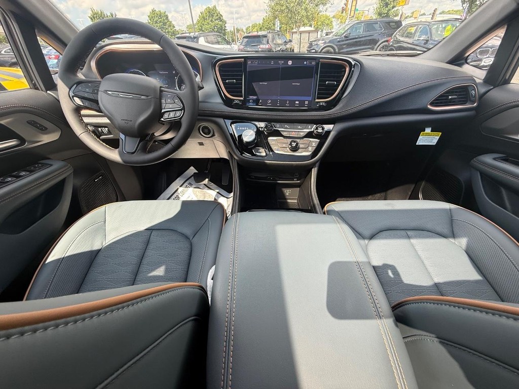 Chrysler Pacifica Vehicle Full-screen Gallery Image 11