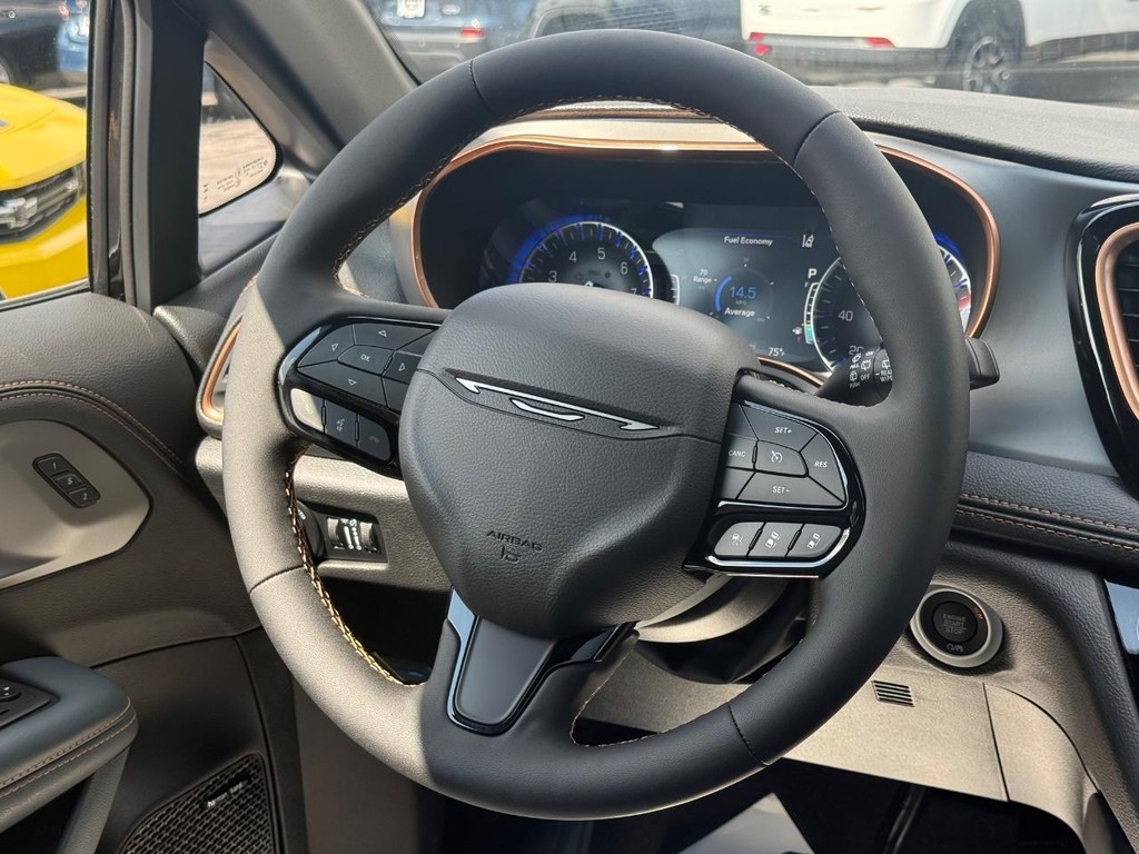 Chrysler Pacifica Vehicle Full-screen Gallery Image 12