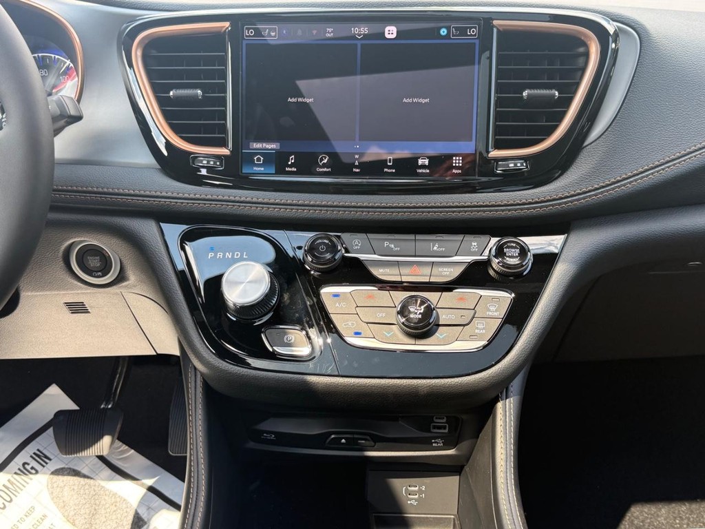 Chrysler Pacifica Vehicle Full-screen Gallery Image 13