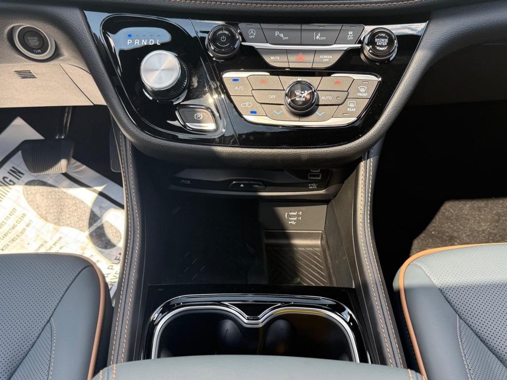 Chrysler Pacifica Vehicle Full-screen Gallery Image 14