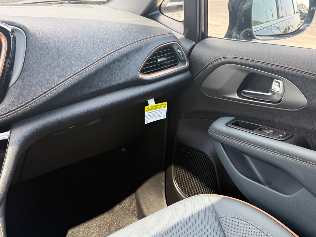 Chrysler Pacifica Vehicle Full-screen Gallery Image 15