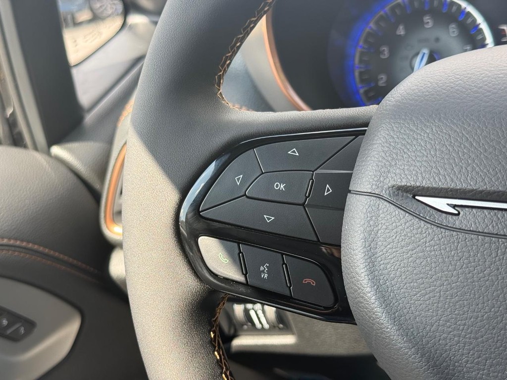 Chrysler Pacifica Vehicle Full-screen Gallery Image 16