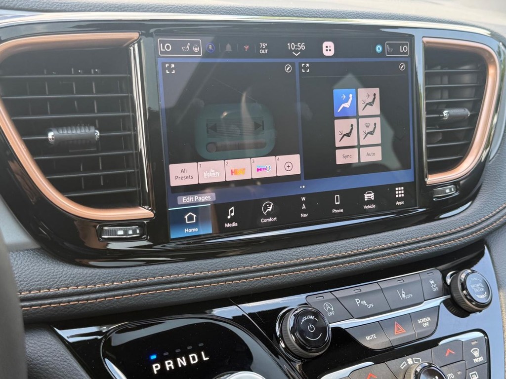 Chrysler Pacifica Vehicle Full-screen Gallery Image 18