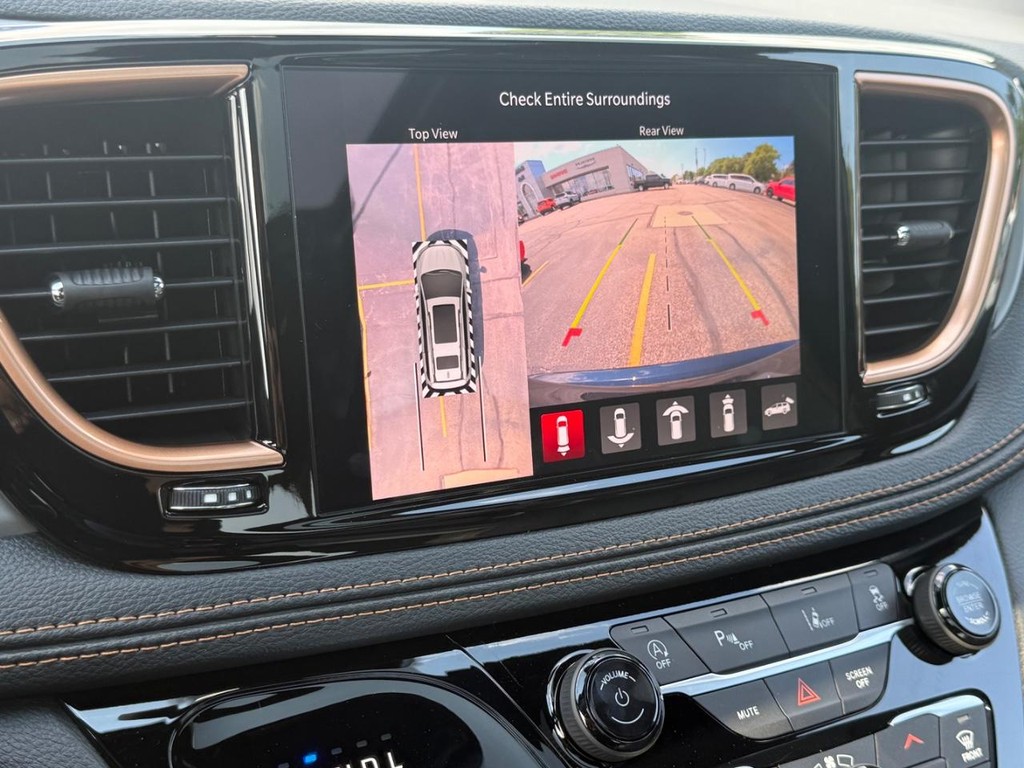 Chrysler Pacifica Vehicle Full-screen Gallery Image 20