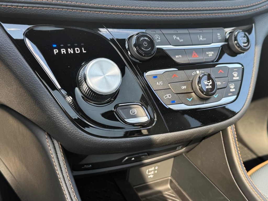 Chrysler Pacifica Vehicle Full-screen Gallery Image 21
