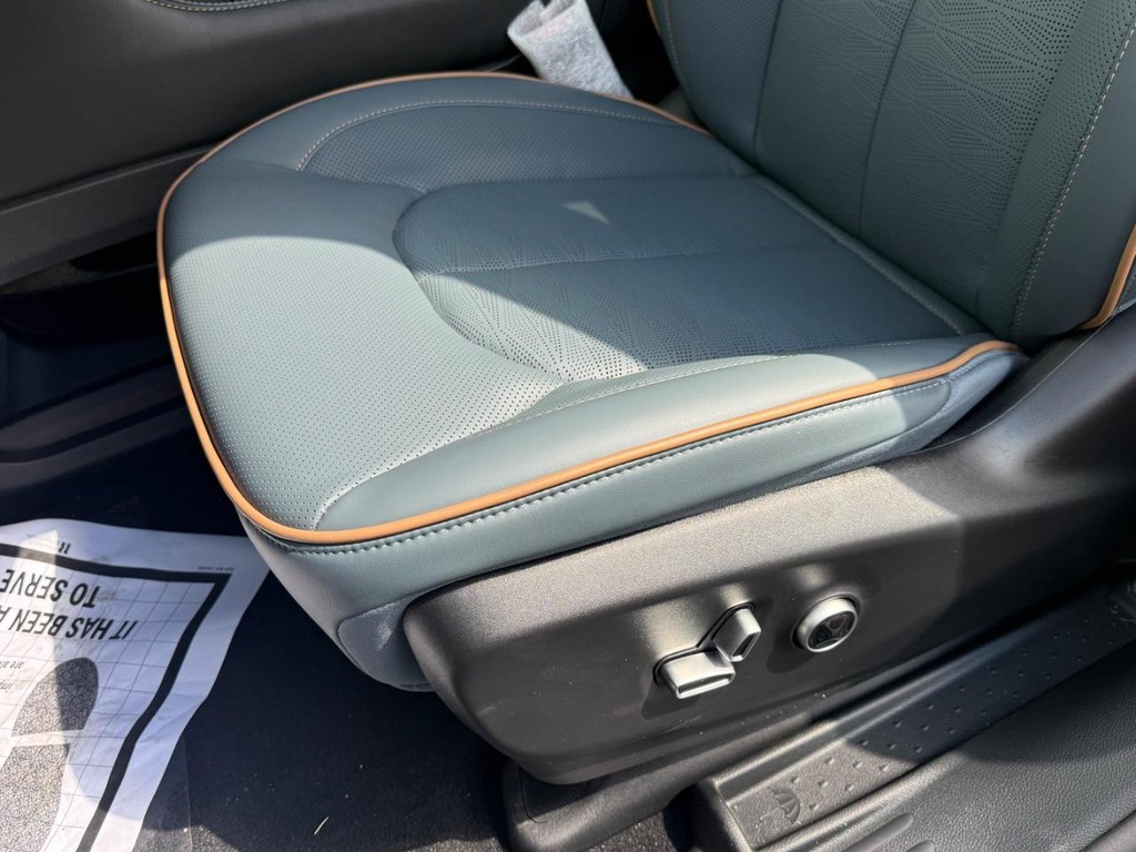 Chrysler Pacifica Vehicle Full-screen Gallery Image 22