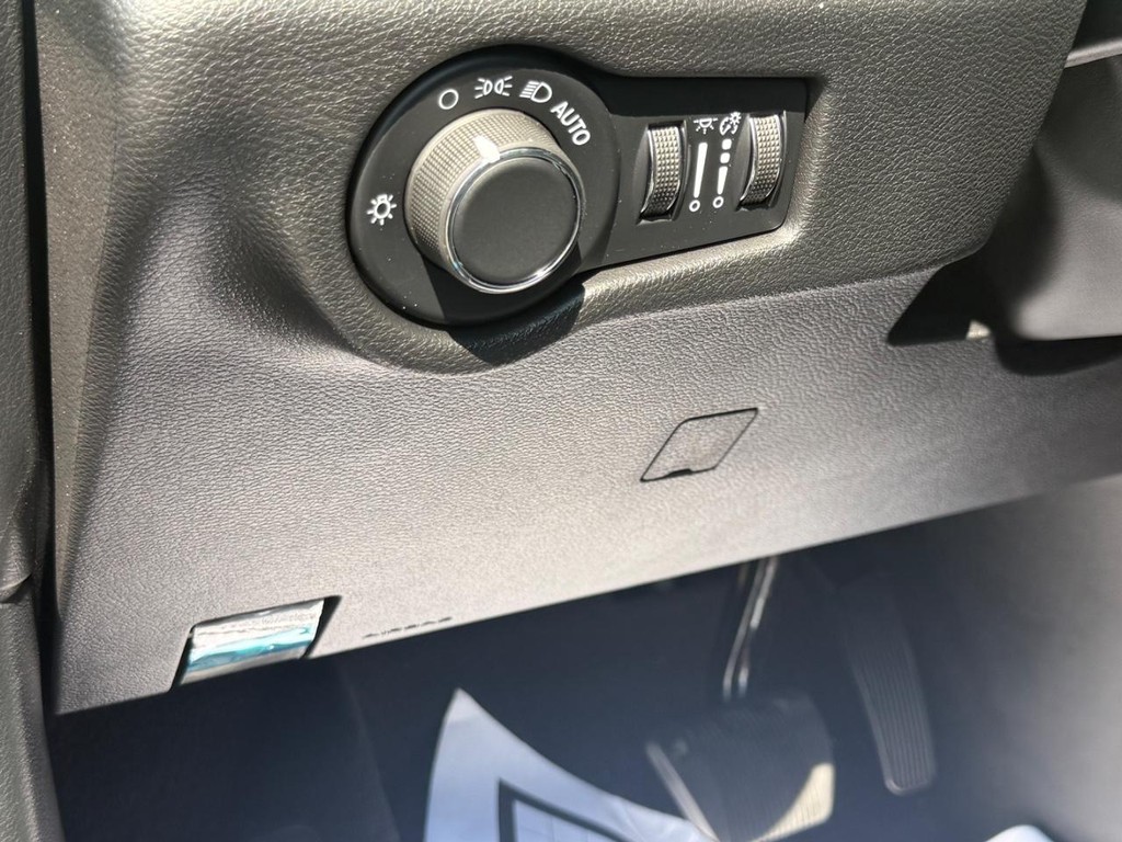 Chrysler Pacifica Vehicle Full-screen Gallery Image 24