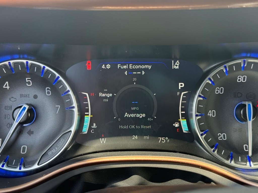 Chrysler Pacifica Vehicle Full-screen Gallery Image 25