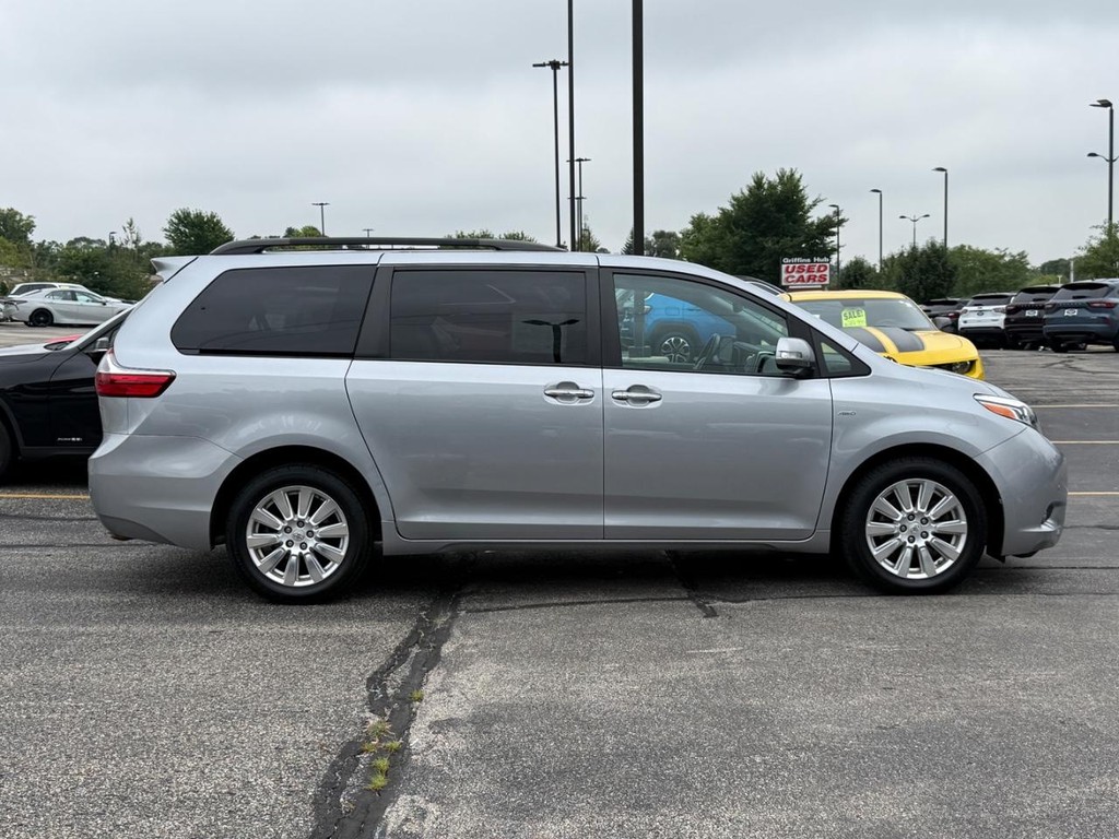 Toyota Sienna Vehicle Full-screen Gallery Image 02