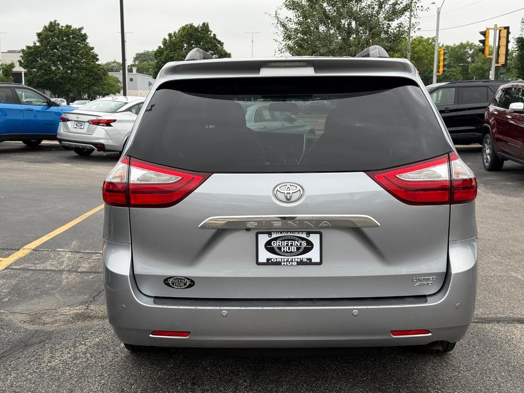 Toyota Sienna Vehicle Full-screen Gallery Image 04