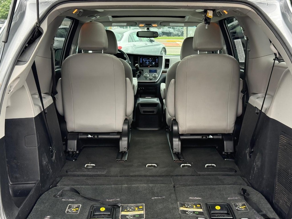 Toyota Sienna Vehicle Full-screen Gallery Image 05