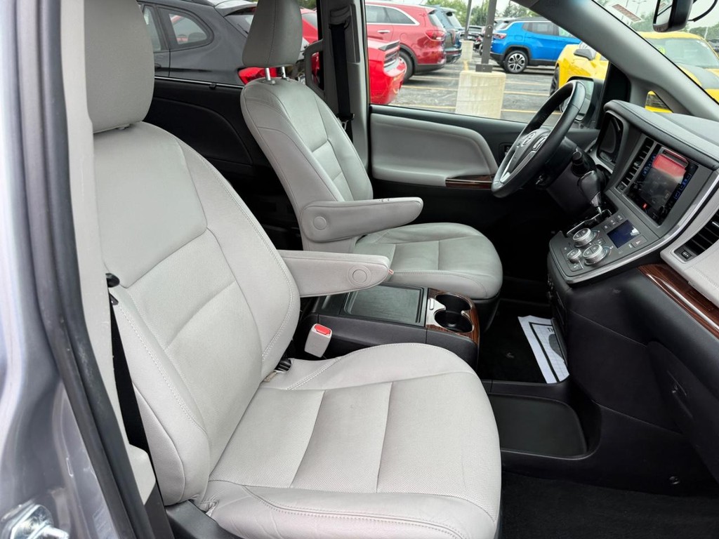 Toyota Sienna Vehicle Full-screen Gallery Image 06