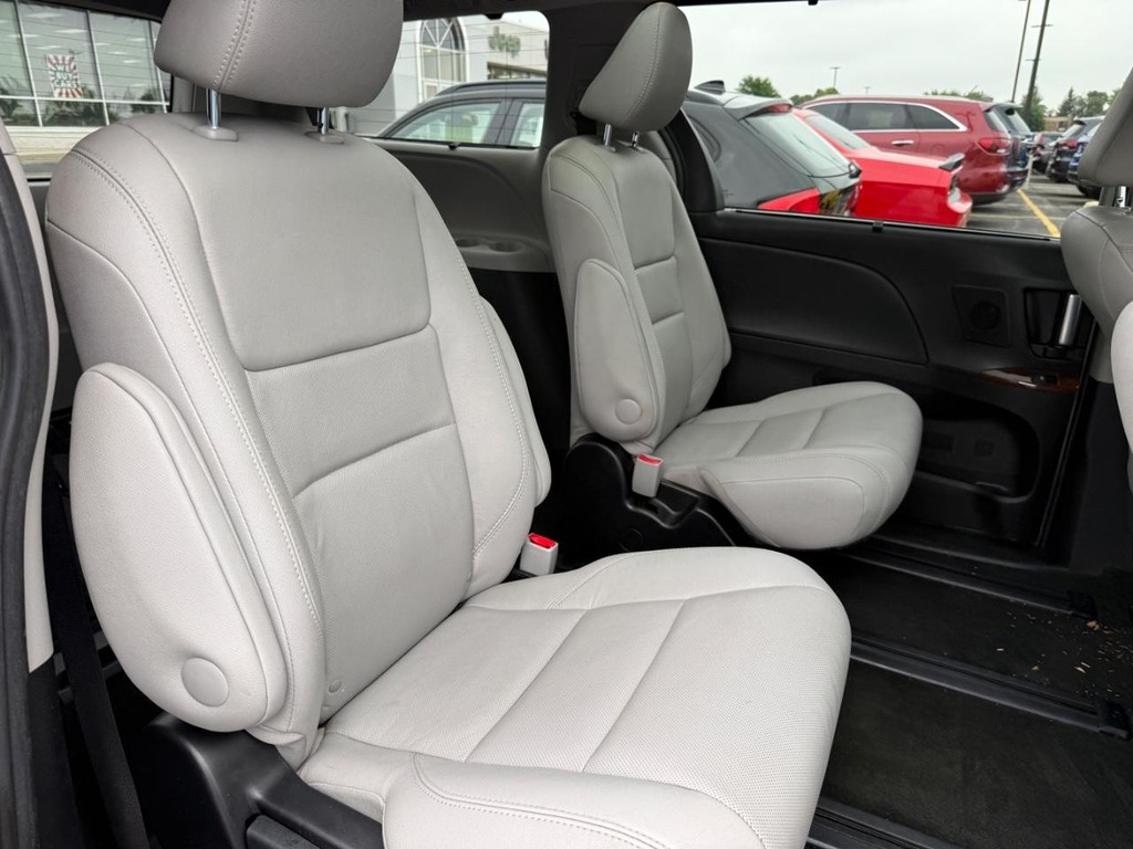 Toyota Sienna Vehicle Full-screen Gallery Image 07