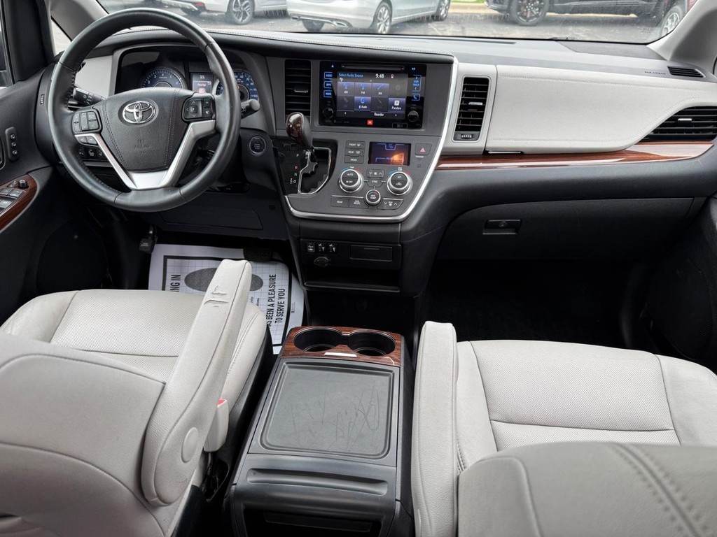 Toyota Sienna Vehicle Full-screen Gallery Image 08