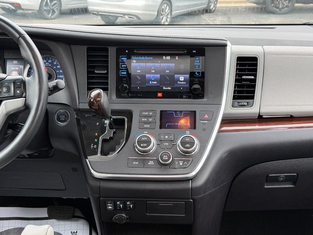 Toyota Sienna Vehicle Full-screen Gallery Image 09