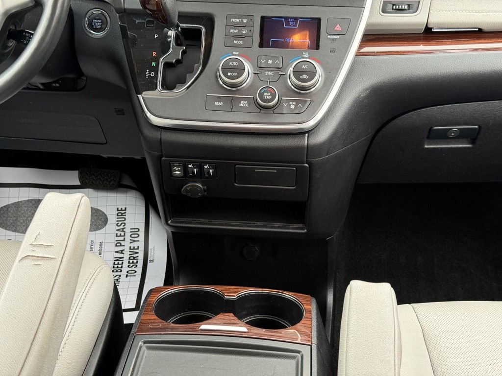 Toyota Sienna Vehicle Full-screen Gallery Image 10