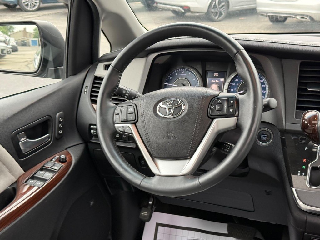 Toyota Sienna Vehicle Full-screen Gallery Image 11